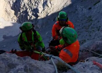 Cade durante la scalata e vola per dieci metri: drammatico soccorso sul Corno Piccolo