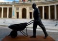L’Aquila abbraccia l’arte contemporanea: inaugurata la scultura monumentale di Ai Weiwei