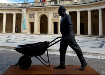 L’Aquila abbraccia l’arte contemporanea: inaugurata la scultura monumentale di Ai Weiwei