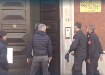 Presa a calci con i camperos, ma l’aggressore di Trasacco si difende: “Ferita dagli animali non da me”