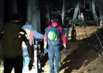 Fuori sentiero nella notte, due biker bloccati nella vegetazione: intervento del Soccorso Alpino