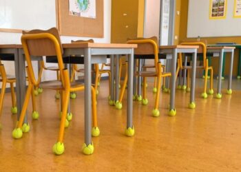 Palline da tennis sotto i banchi: a Celano, un’idea rivoluzionaria apre la strada all’inclusione