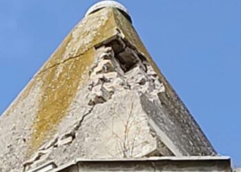 Un fulmine centra in pieno il campanile: danni per 100mila euro