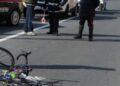 Ciclista investito da un pirata della strada, caccia a una Panda