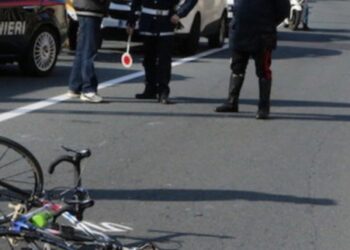 Ciclista investito da un pirata della strada, caccia a una Panda