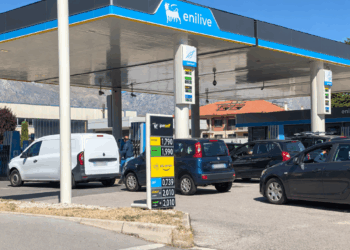 Caro carburanti, Eni fissa il “price cap”: scattano le file ai distributori per la benzina sotto i 2 euro