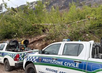 Emergenza incendi, le fiamme minacciano un hotel nel Teramano