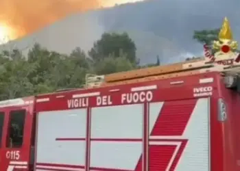 A fuoco i boschi tra Ofena e Castel del Monte, partito l’intervento aereo