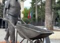 Ai Weiwei per L’Aquila, inaugurata all’Emiciclo la scultura “Figure and wheelbarrow”: una carriola simbolo di rinascita