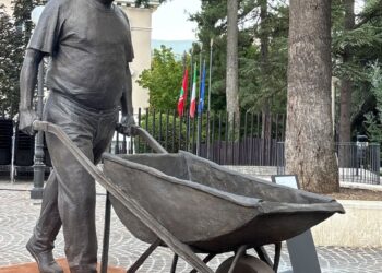 Ai Weiwei per L’Aquila, inaugurata all’Emiciclo la scultura “Figure and wheelbarrow”: una carriola simbolo di rinascita