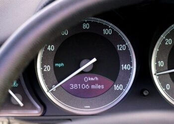 La frode sul contachilometri in Italia ha raggiunto le auto ibride ed elettriche