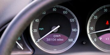 La frode sul contachilometri in Italia ha raggiunto le auto ibride ed elettriche