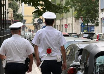 Controlli della Polizia locale in centro a Pescara, scattano denunce e provvedimenti di allontanamento