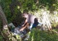 “Aielli non è una discarica”: caccia agli incivili, il sindaco recupera i rifiuti e trova gli indizi