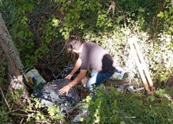 “Aielli non è una discarica”: caccia agli incivili, il sindaco recupera i rifiuti e trova gli indizi