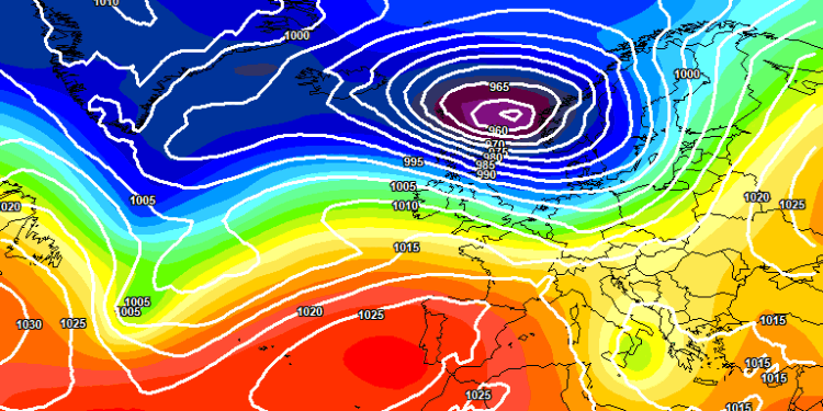 La situazione a 500 hpa vista dal modello europeo ECMWF, per le ore 14:00 di Domenica 25 Ottobre. Sull Abruzzo condizioni di variabilità, ma con scarse occasioni per dei fenomeni. Temperature in calo
