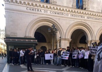 Chieti, studenti in piazza contro carovita e scuole “a pezzi”: «Che futuro state lasciando a noi giovani?»