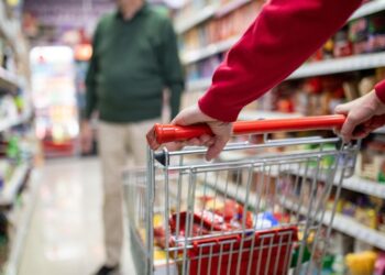Scaffali a rischio nei supermercati abruzzesi, i blocchi dei tir frenano le forniture: primi avvisi ai consumatori