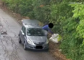 Abbandonano materassi in strada e vicino al fiume: incastrati dalle telecamere