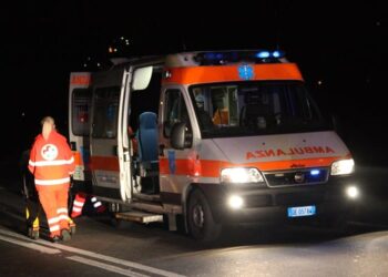 Anziana si allontana dalla casa di riposo e precipita per 10 metri: inutili i soccorsi