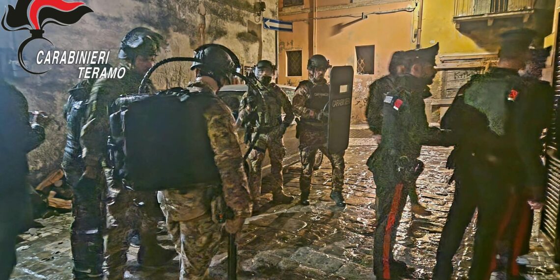 Maxi blitz all’alba: elicotteri e reparti speciali per smantellare la piazza dello spaccio
