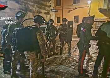 Maxi blitz all’alba: elicotteri e reparti speciali per smantellare la piazza dello spaccio