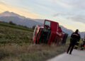 Paura sulla Strada 36 a Trasacco: camion fuori controllo finisce nel canale di scolo