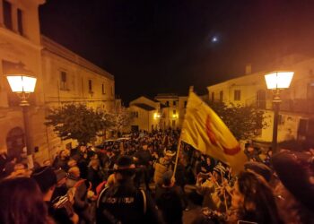 Sfilano i cornuti: la tradizione più irriverente torna in piazza tra folklore, ironia e mistero
