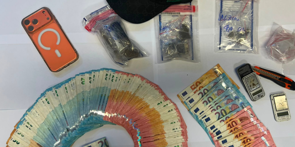 Sorpreso con 200 grammi di hashish e oltre 5.000 euro in contanti: 23enne in manette a Teramo