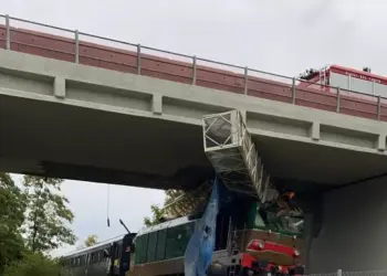 Grave incidente ferroviario, treno storico travolge una gru. Tre feriti: uno è grave
