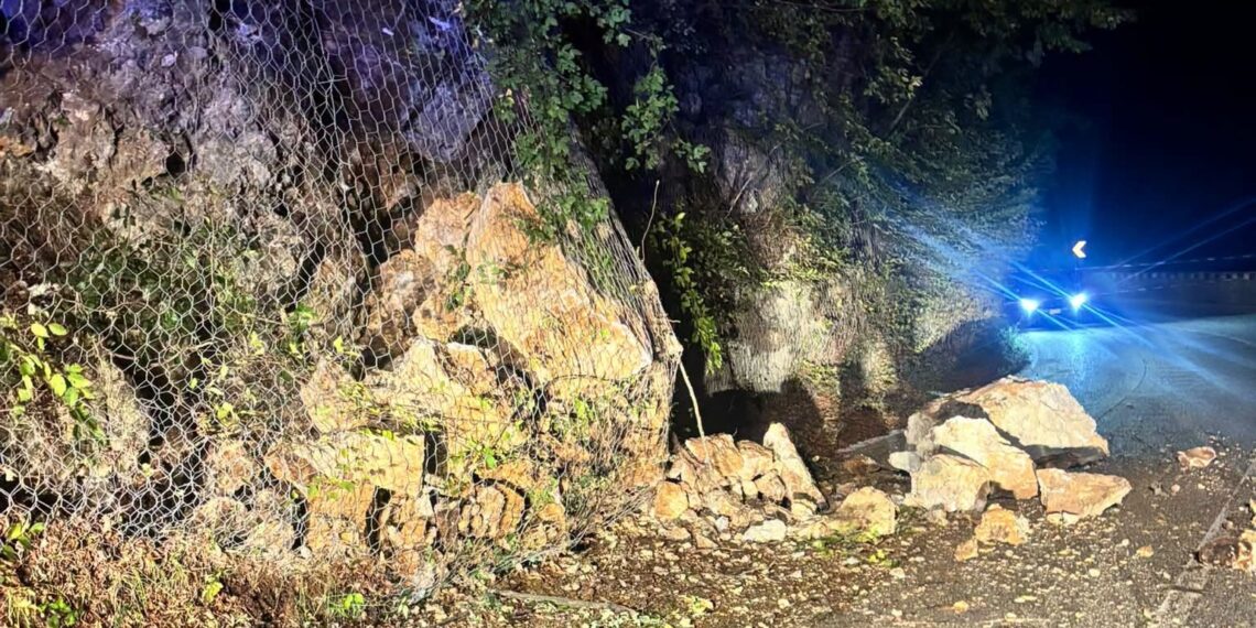 Frana sulla Statale 82: massi sulla carreggiata, bloccato il tratto tra Capistrello e Canistro (foto)