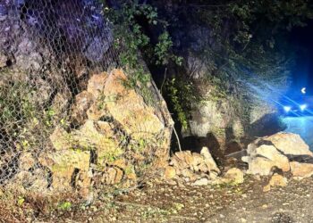Frana sulla Statale 82: massi sulla carreggiata, bloccato il tratto tra Capistrello e Canistro (foto)