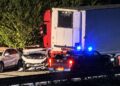 Maxi schianto all’uscita della galleria del Salviano: coinvolti un camion e diverse vetture (foto)