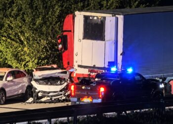 Maxi schianto all’uscita della galleria del Salviano: coinvolti un camion e diverse vetture (foto)