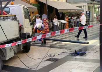 A distanza di 24 ore crolla un altro lampione nel centro di Pescara: si indaga sulle cause