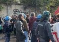Corteo non autorizzato dopo lo sciopero Usb: tensioni, aggressioni e bottiglie contro la polizia