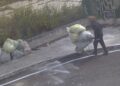 Scarica con la carriola dieci sacchi di rifiuti, identificato grazie alle telecamere: scatta la denuncia