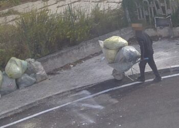 Scarica con la carriola dieci sacchi di rifiuti, identificato grazie alle telecamere: scatta la denuncia