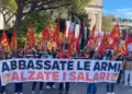 «Abbassate le armi, alzate i salari»: Pescara scende in piazza, l’Abruzzo si mobilita contro il caro vita